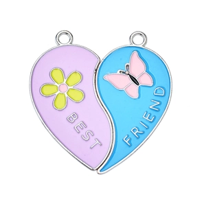 Nahaufnahme der Best Friends Herzhälften-Anhänger mit lila und blauem Emaille-Design