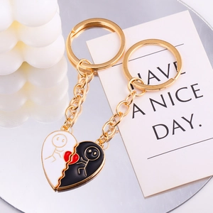 Detail of interlocking heart keychains for couples with gold-plated finish and reflections
