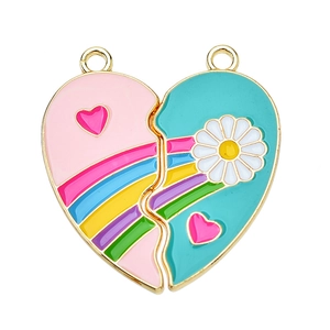 Detail von herzförmigen Best Friends Anhängern mit Regenbogen, Gänseblümchen und Emaille