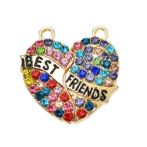 Detail der Best Friends Herz-Halskette mit bunten Strasssteinen und Goldbeschichtung