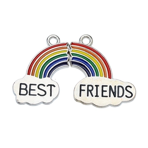 Nahaufnahme der Regenbogen-Herz-Halsketten Best Friends mit zwei ineinandergreifenden Anhängern