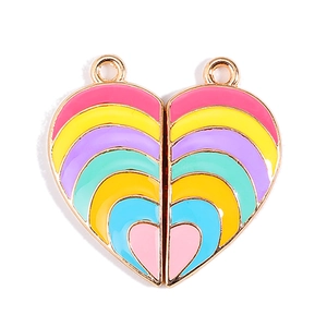 Nahaufnahme des geteilten Herz-Best-Friends-Anhängers mit Regenbogen-Emaille
