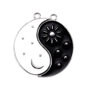 Detail von Yin-Yang-Anhänger mit Mond und Sonne Mustern für Freundschaftsketten in Silber