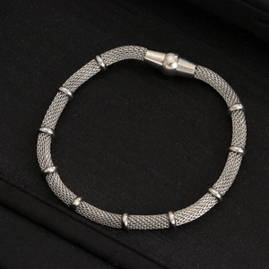 Elegante pulsera de malla metálica plateada con anillos y cierre magnético de bola