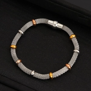 Elegante pulsera de malla tricolor en acero de titanio chapado en oro de 18k con cierre pulido