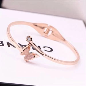 Makro-Detail von Roségold Schmetterling Armband mit Mattierung und glänzendem Zirkon-Stein
