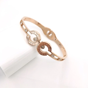 Dettaglio del bracciale oro rosa con numeri romani e pietre di zircone bianco incastonate