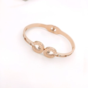 Dettaglio macro del bracciale in acciaio al titanio oro rosa con numeri romani e cristalli