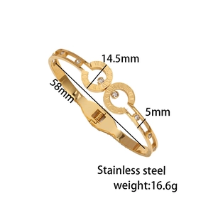 Bracciale in acciaio inossidabile oro rosa con numeri romani e cristalli su sfondo bianco