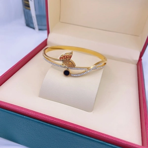 Details des roségoldenen Titanarmbands mit Zirkonia-Schmetterling und schwarzer Emaille