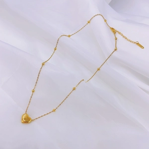 Collana minimalista con ciondolo a cuore dorato, catena a sfere lucida e chiusura regolabile