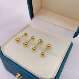 Zwei Paar minimalistische 18K vergoldete Titanstahl Kugelohrringe in einer hochwertigen Schmuckbox