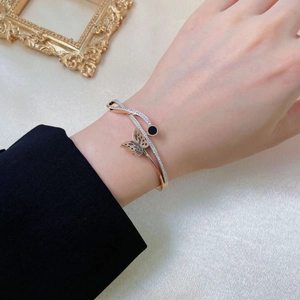 Roségoldenes Edelstahl-Armreif-Set mit hohlem Schmetterling und schwarzen Inlays für Damen