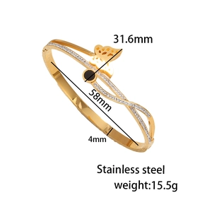 Minimalistischer roségoldener Edelstahl-Schmetterlingsreif mit schwarzem Zirkon