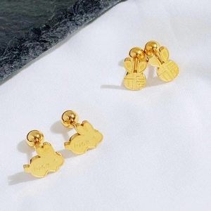 Gouden titaniumstalen konijn oorringen met Luck en Fu gravures en veilige schroefsluiting