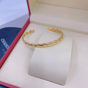 Minimalistisches vergoldetes gedrehtes C-Form Manschettenarmband mit offenem Design