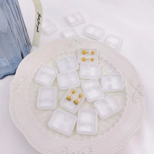 Mini scatole per orecchini con borchie dorate e design con lettera H in smalto