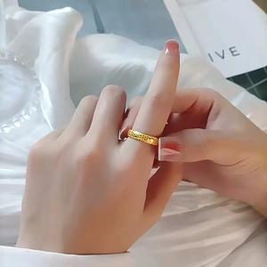 Gros plan détaillé d'une bague en titane plaquée or 18 carats avec texture d'écailles