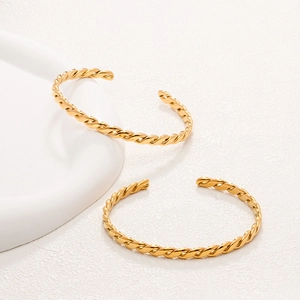 Minimalistisches, verstellbares goldenes Kordelarmband-Set mit poliertem Metall-Finish