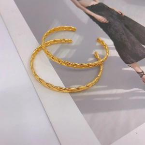 Verstellbarer goldener gedrehter C-Manschettenarmreif im minimalistischen Seil-Design