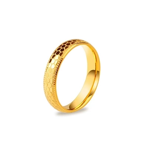Bague minimaliste en acier titane plaqué or 18K avec motif texturé d'écailles hexagonales