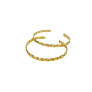 Minimalistische vergoldete Manschettenarmbänder im C-Design mit gedrehter Textur