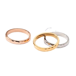 Trois bagues minimalistes en acier inoxydable facetté en or, or rose et argenté