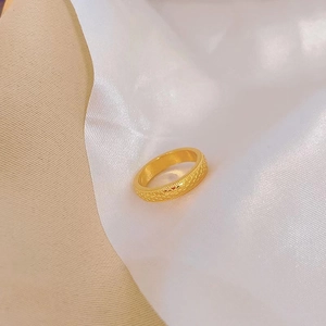 Bague en acier titane plaqué or 18K avec motif d'écailles sur soie blanche