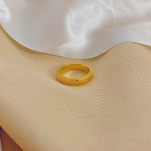 Bague en acier titane plaqué or 18K avec motif d'écailles de poisson et fini poli