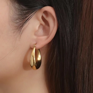 Minimalistische gouden druppelvormige oorringen voor dames met een gepolijste afwerking