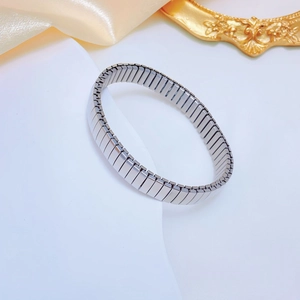 Minimalistisches silbernes Titanstahl-Elastic-Armband mit polierter Oberfläche