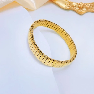 Minimalistisches vergoldetes Stretch-Armband im Uhrenstil auf weißem Display