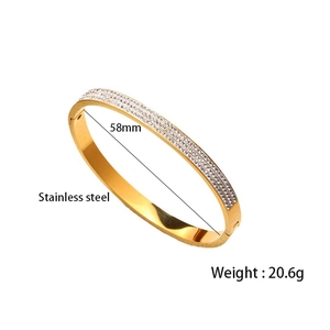 Roségouden roestvrijstalen armband met drie rijen fonkelende kristallen en 58 mm diameter