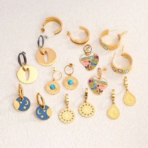 Vintage gouden titanium oorbellen set met muntreliëf en evil eye bedeltjes