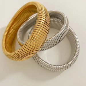 Driedelige goud en zilveren Tubogas armbandenset met gestreepte metaaltextuur
