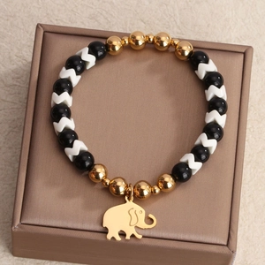 Handgemaakte kralenarmband met natuurlijke agaatstenen en gouden olifant hanger