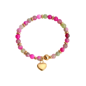 Kleurrijke natuurstenen kralenarmband met gouden hart hanger op witte achtergrond