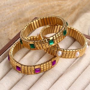 Juego de tres pulseras elásticas doradas con piedras de colores y perlas blancas