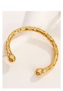 Dettaglio ravvicinato di un bracciale in acciaio inossidabile dorato 18K martellato