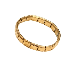 Pulsera elástica modular de acero inoxidable dorado de estilo italiano sobre fondo blanco