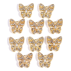 Vue détaillée de 10 pendentifs papillon dorés avec strass incrustés et zircons fins