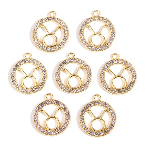 Pendentif zodiaque Taureau doré avec cristaux blancs disposés en motif géométrique