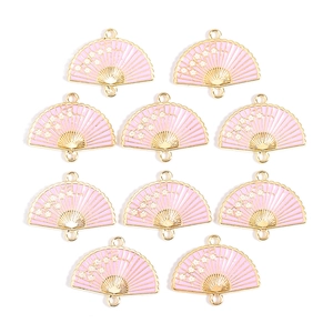 Detailaufnahme von zehn rosa Emaille-Fächeranhängern mit goldenen Blumendetails