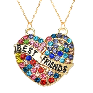 Detail van hartvormige BFF-magneetkettingen met veelkleurige strass-steentjes