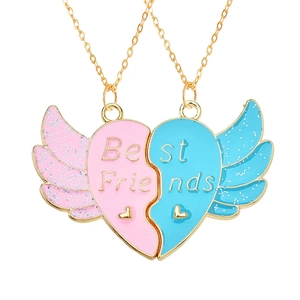 Detail van roze en blauwe magnetische BFF-halskettingen met glittervleugels en kettingen