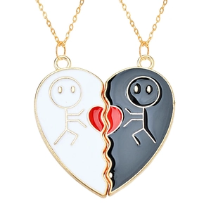 Detail van magnetische hartvormige BFF-kettingen met stickfigure-puzzelhangers