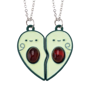 Detail van magnetische avocado hart puzzel ketting set voor beste vrienden met zilveren keten