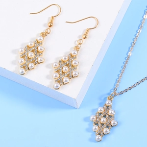 Détail de l'ensemble pendentif losange doré avec perles et strass sur collier et boucles