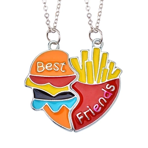 Detailopname van BFF-hartketting met kleurrijke hangers van hamburgers en frietjes
