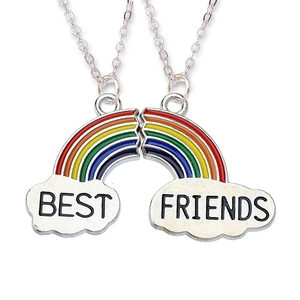 Detail van BFF-kettingen met regenboog-emaillemail en gegraveerde Best Friends-tekst